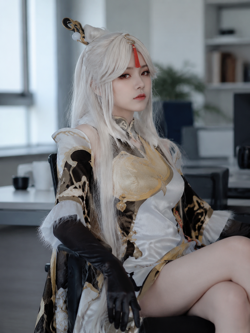 原神凝光cosplay,凝光标志性白发,红色眼睛…